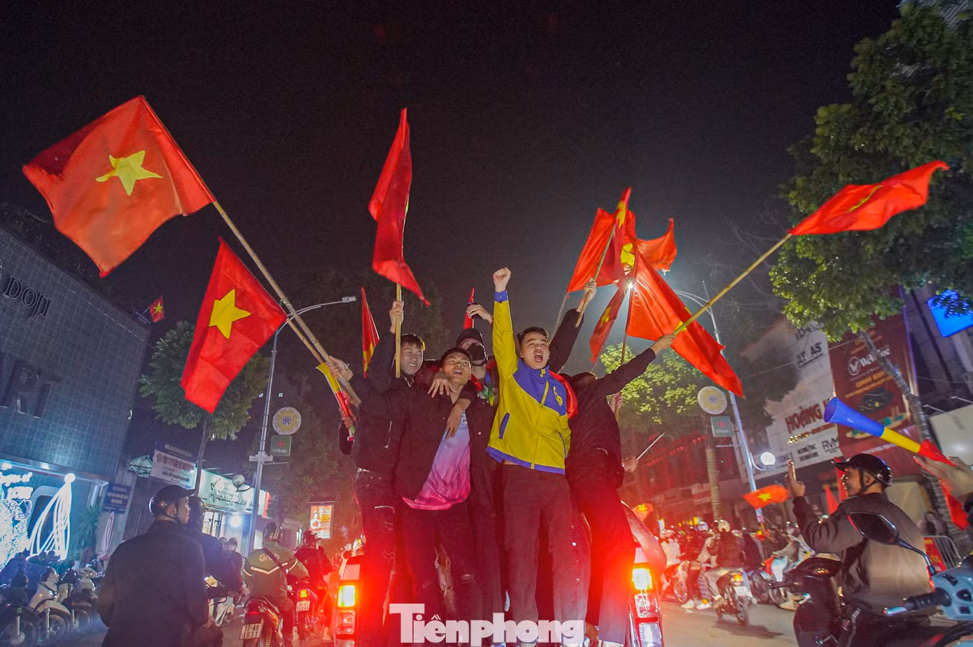 Tiếng hô "Việt Nam vô địch!" vang dội khắp phố phường.