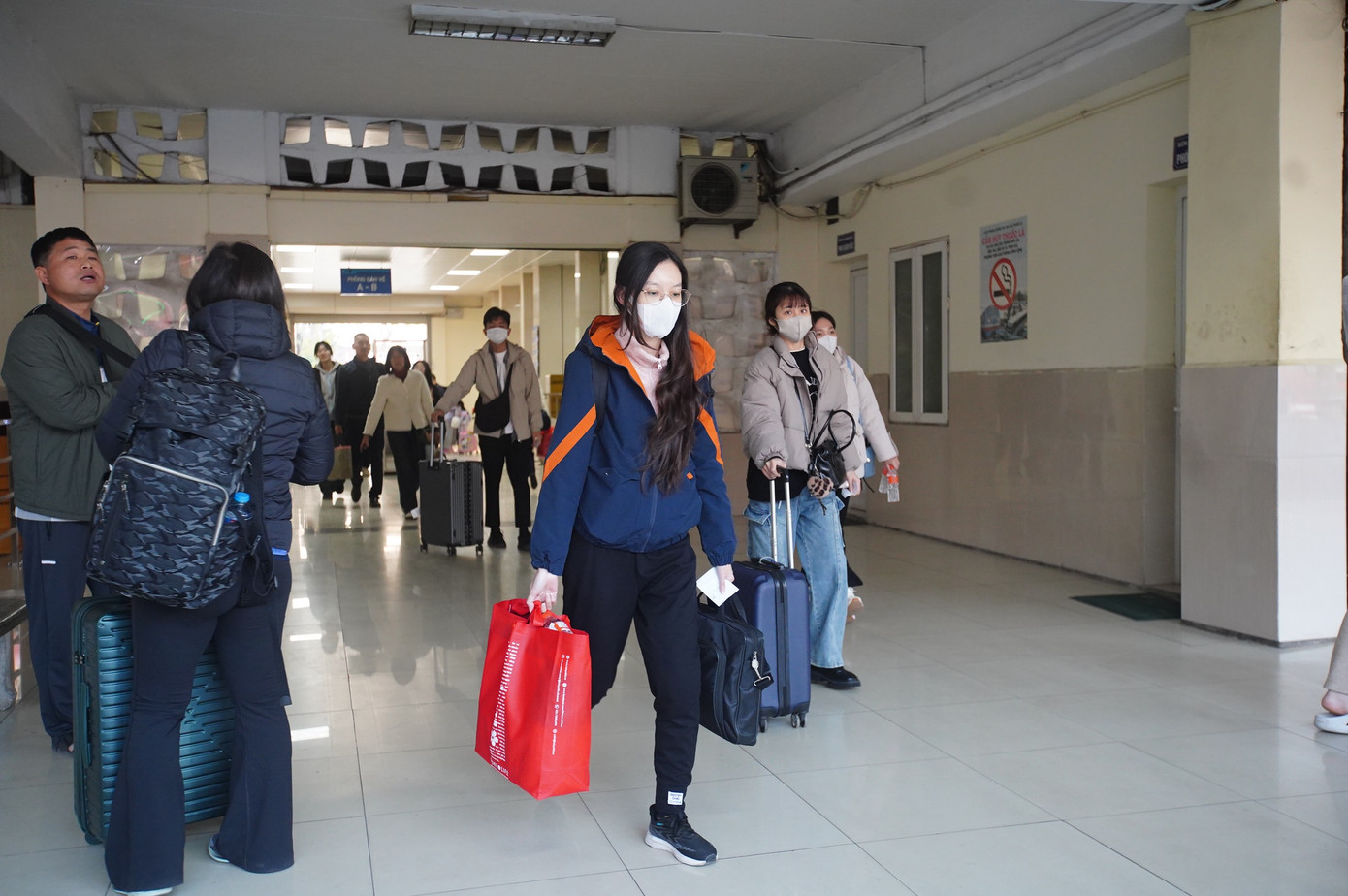 Những hành khách di chuyển ra xe trên chuyến xe cuối cùng về quê ăn Tết.