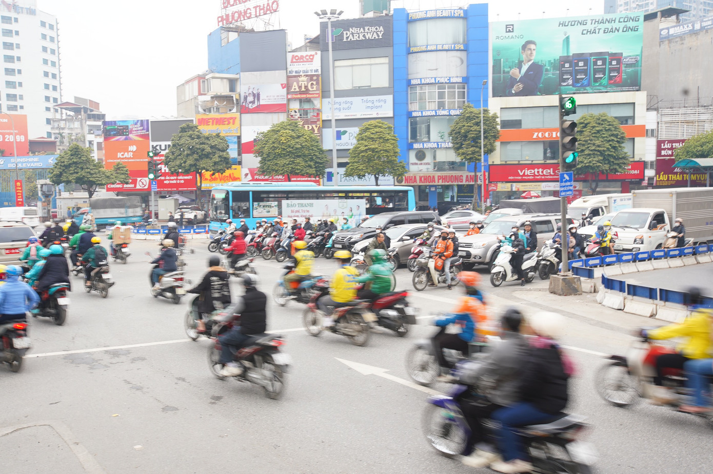 Mặc dù ùn ứ kéo dài song các phương tiện vẫn chấp hành tốt tín hiệu đèn, dừng, đỗ đúng quy định.