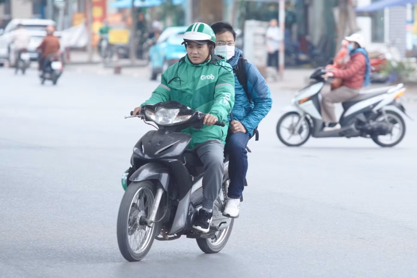 Một tài xế công nghệ chở khách không đội mũ bảo hiểm.