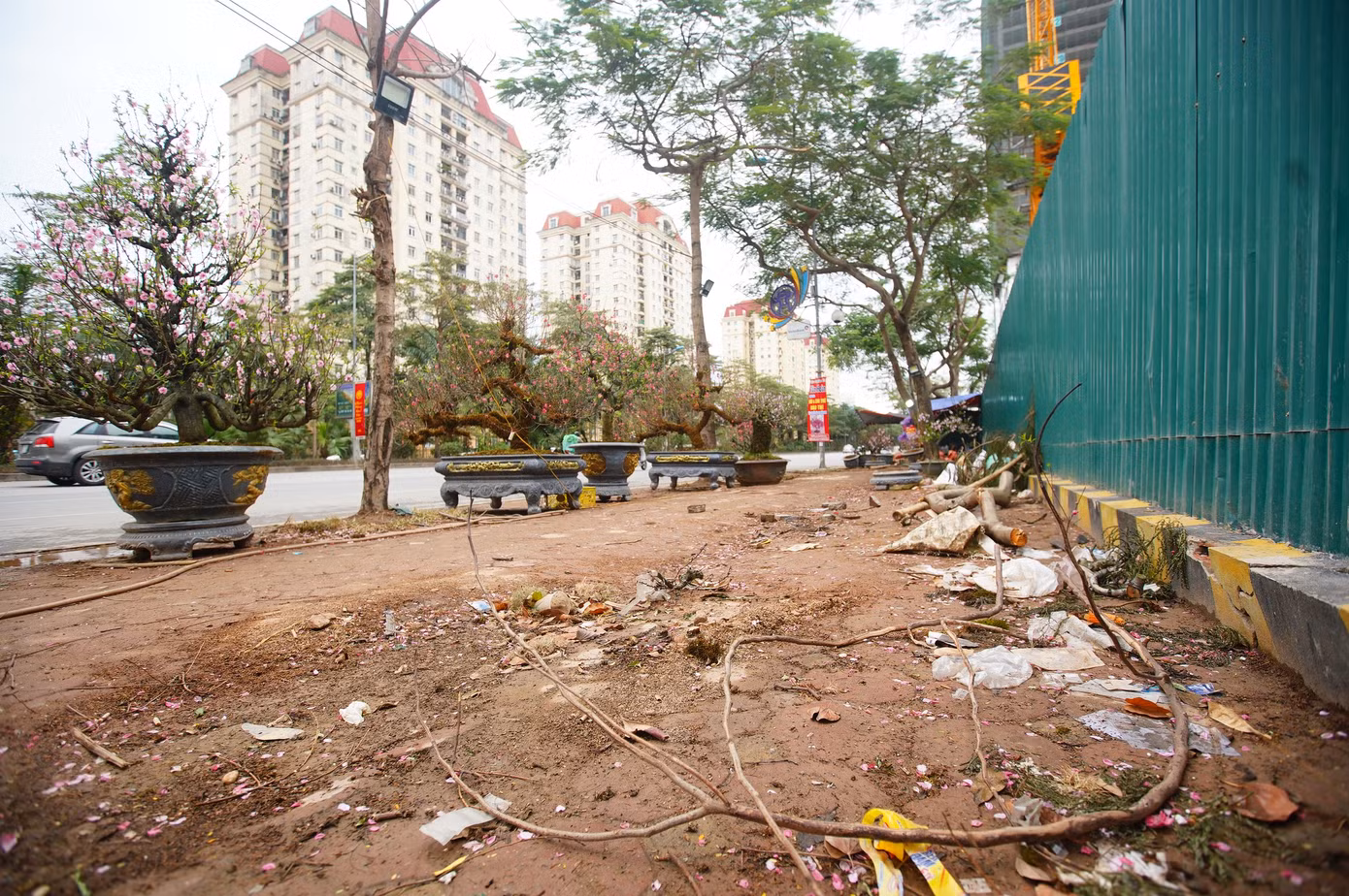 Vỉa hè đường Võ Chí Công trống trơn dịp cận Tết.
