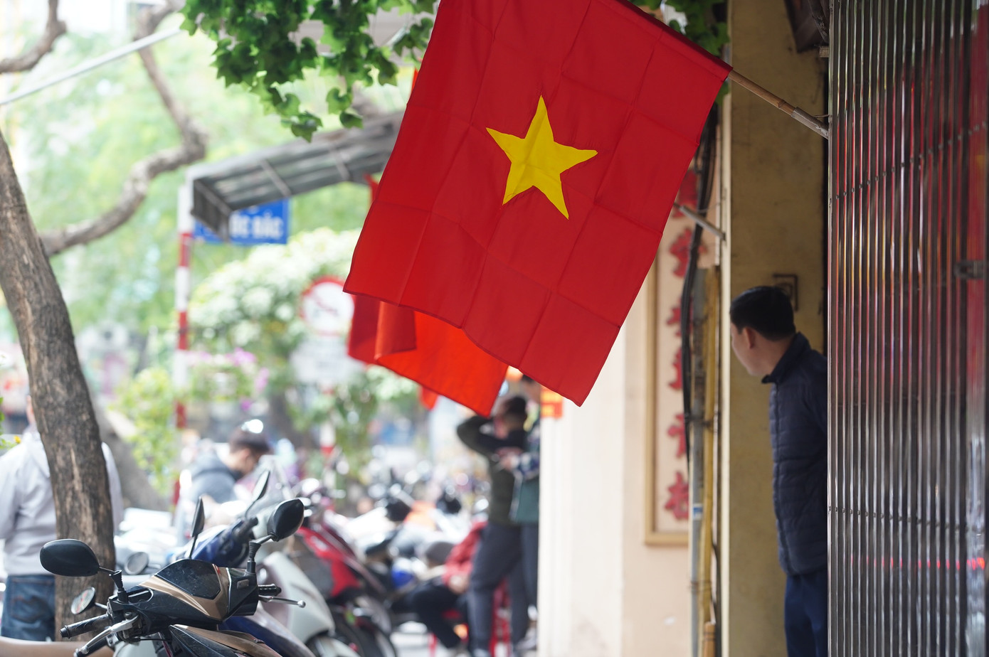 Ngày 29 Tết, ngày cuối cùng trước khi bước sang năm 2025, đường phố Thủ đô vắng vẻ, tĩnh lặng hơn, người dân có thể cảm nhận rõ không khí Tết, sắc đỏ màu cờ bao phủ các ngõ ngách.