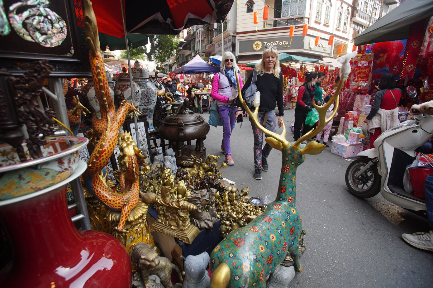 Ngoài khách Việt, những vị khách Tây cũng tỏ ra thích thú với những món đồ cổ.