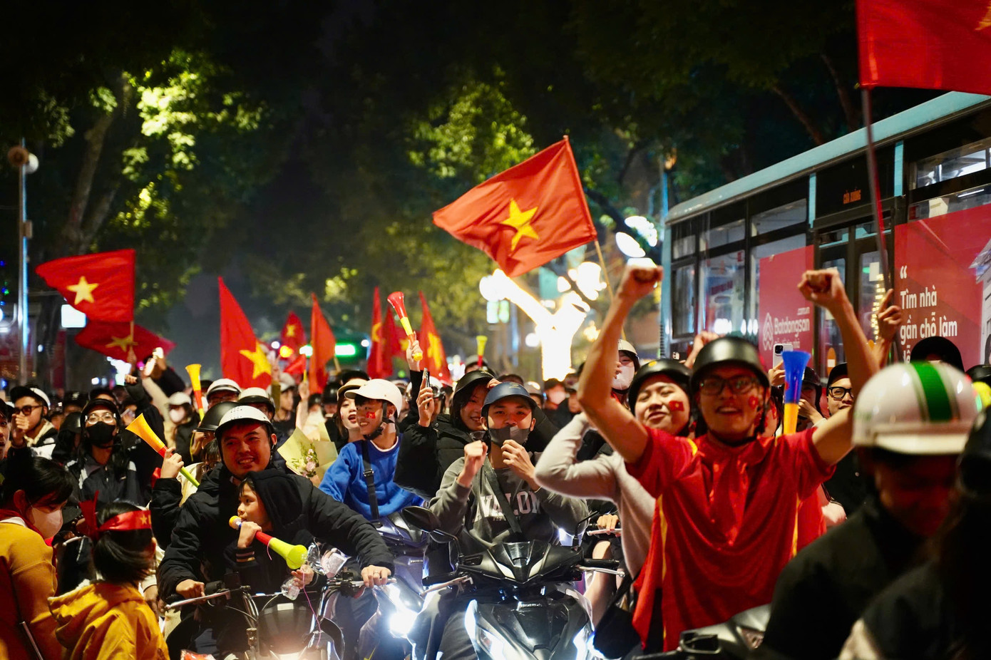 Cờ đỏ sao vàng bay phấp phới khắp phố phường Hà Nội. Cờ đỏ sao vàng bay phấp phới khắp phố phường Hà Nội.