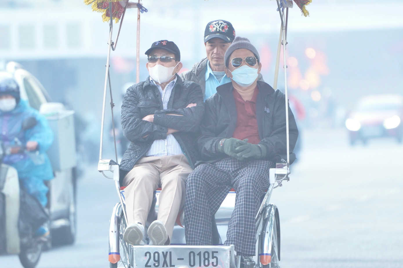 Du khách co ro trên xích lô vào sáng nay.