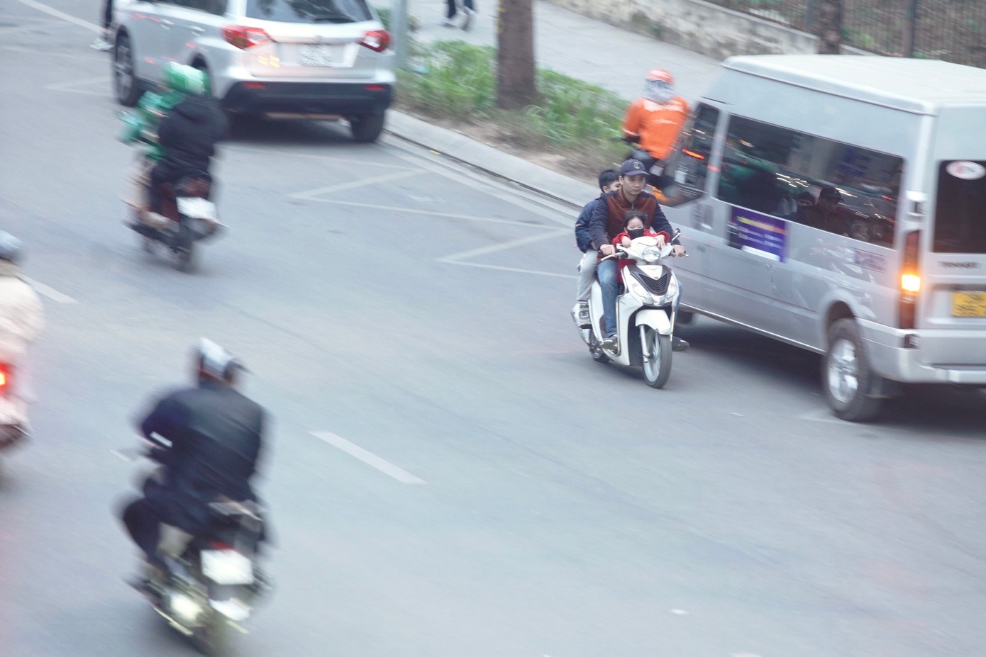 Người điểu khiển xe máy không đội mũ bảo hiểm ngang nhiên đi ngược chiều.