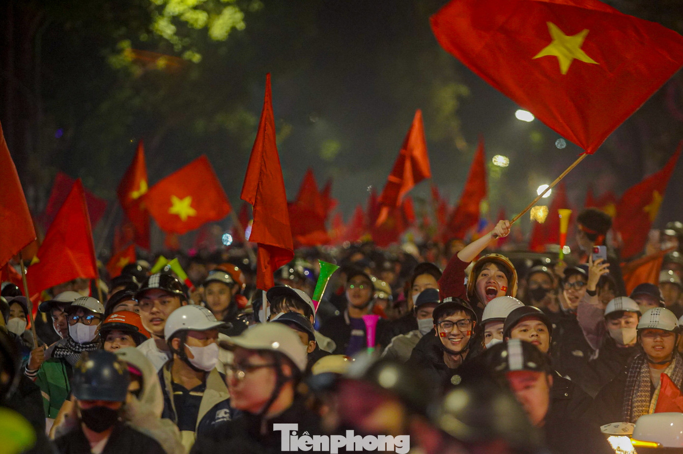 Cờ Tổ quốc tung bay trong tiếng reo hò bất tận.
