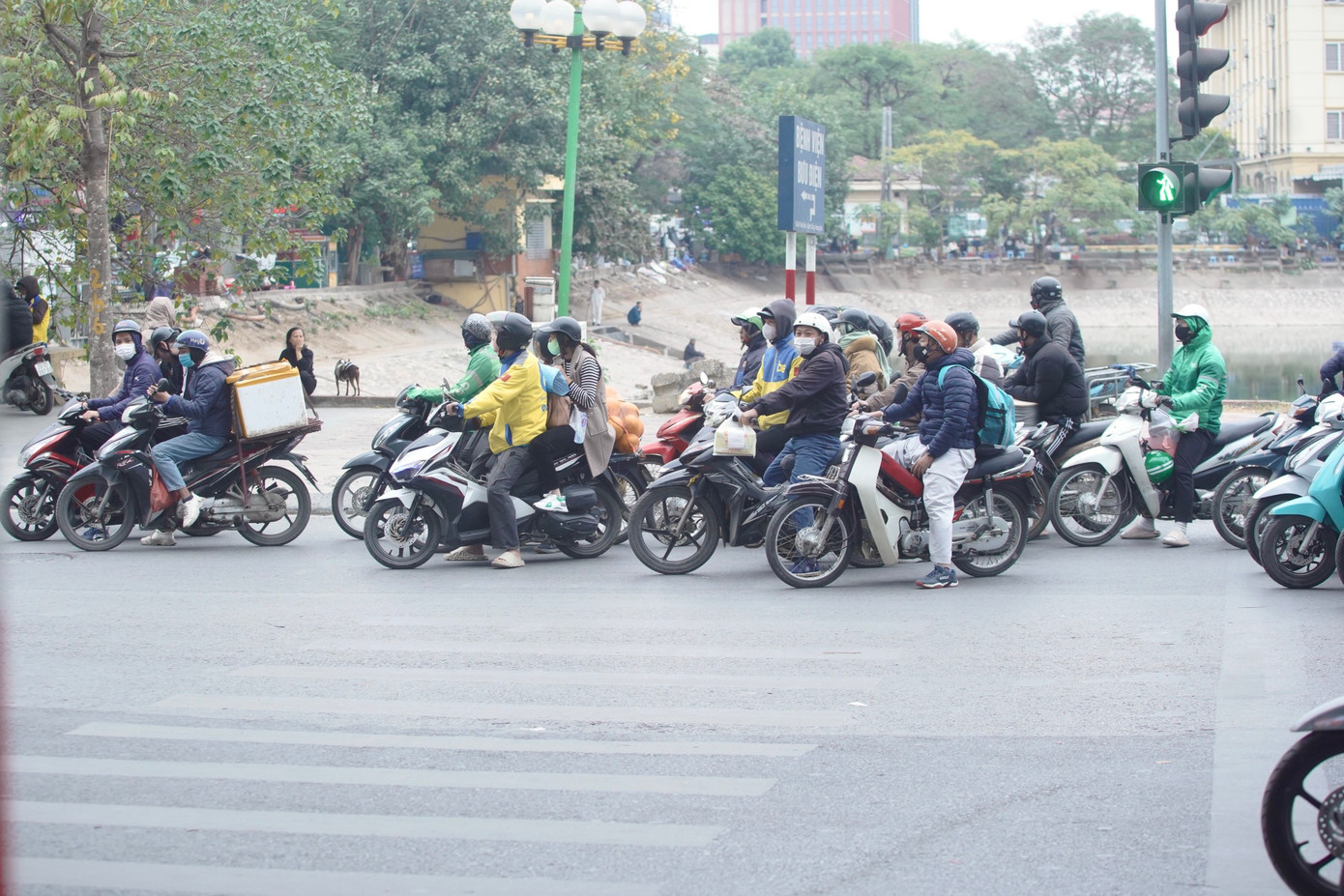 Hàng chục phương tiện vượt qua vạch kẻ đường lúc dừng đèn đỏ tại ngã tư Tôn Thất Tùng - Trường Chinh.