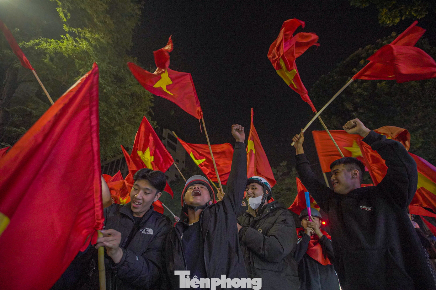 Niềm tự hào chiến thắng lan tỏa khắp nơi nơi.