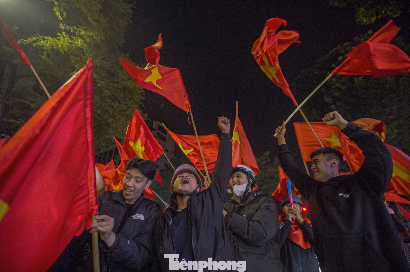 Niềm tự hào chiến thắng lan tỏa khắp nơi nơi.