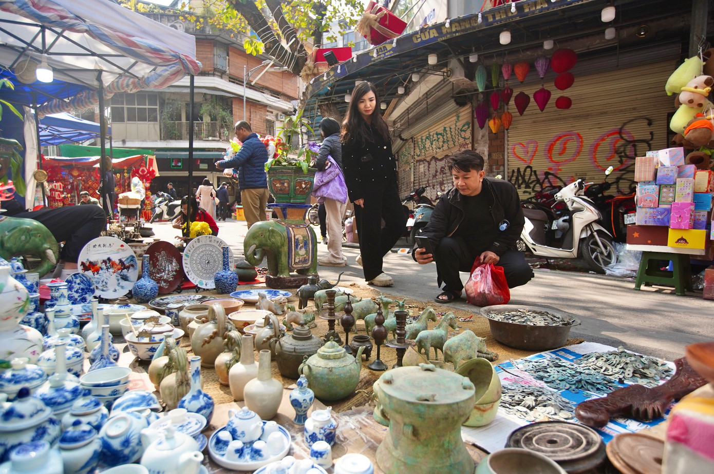 Nhiều món đồ khiến du khách ngắm nghía mãi không rời.