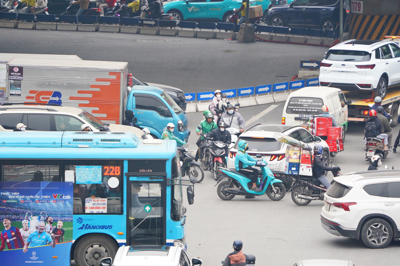 Xe máy luồn lách qua các làn xe tại nút giao Nguyễn Trãi - Khuất Duy Tiến.