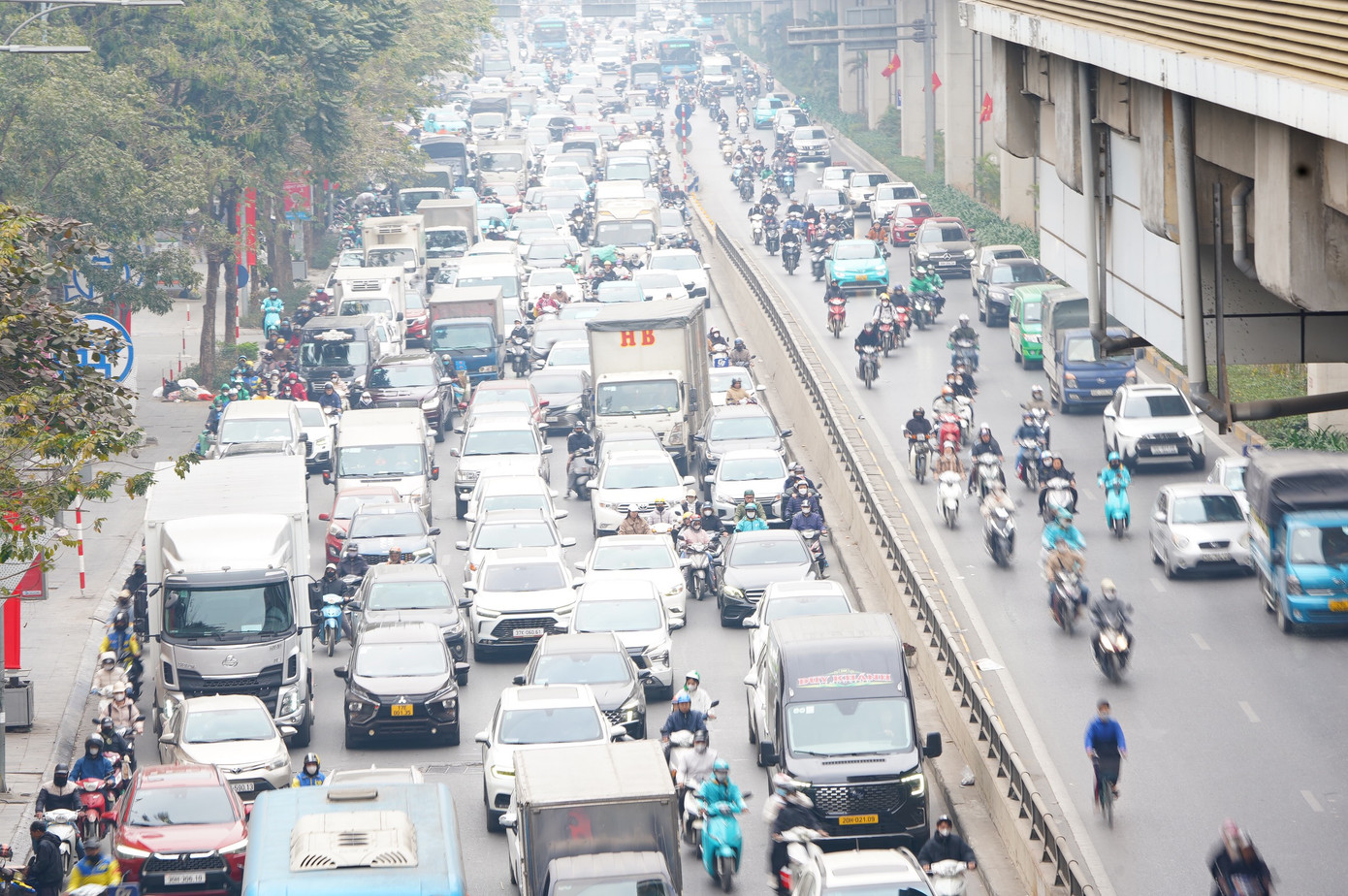 Ken đặc các phương tiện trên đường Nguyễn Trãi, hướng về nút giao Khuất Duy Tiến - Nguyễn Xiển.