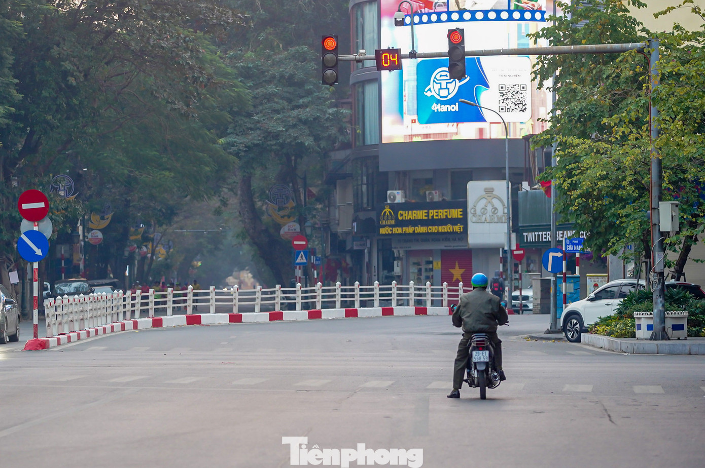 Đường rộng thênh thang, tuy nhiên các phương tiện di chuyển trong sáng mùng 1 vẫn chấp hành luật lệ giao thông.