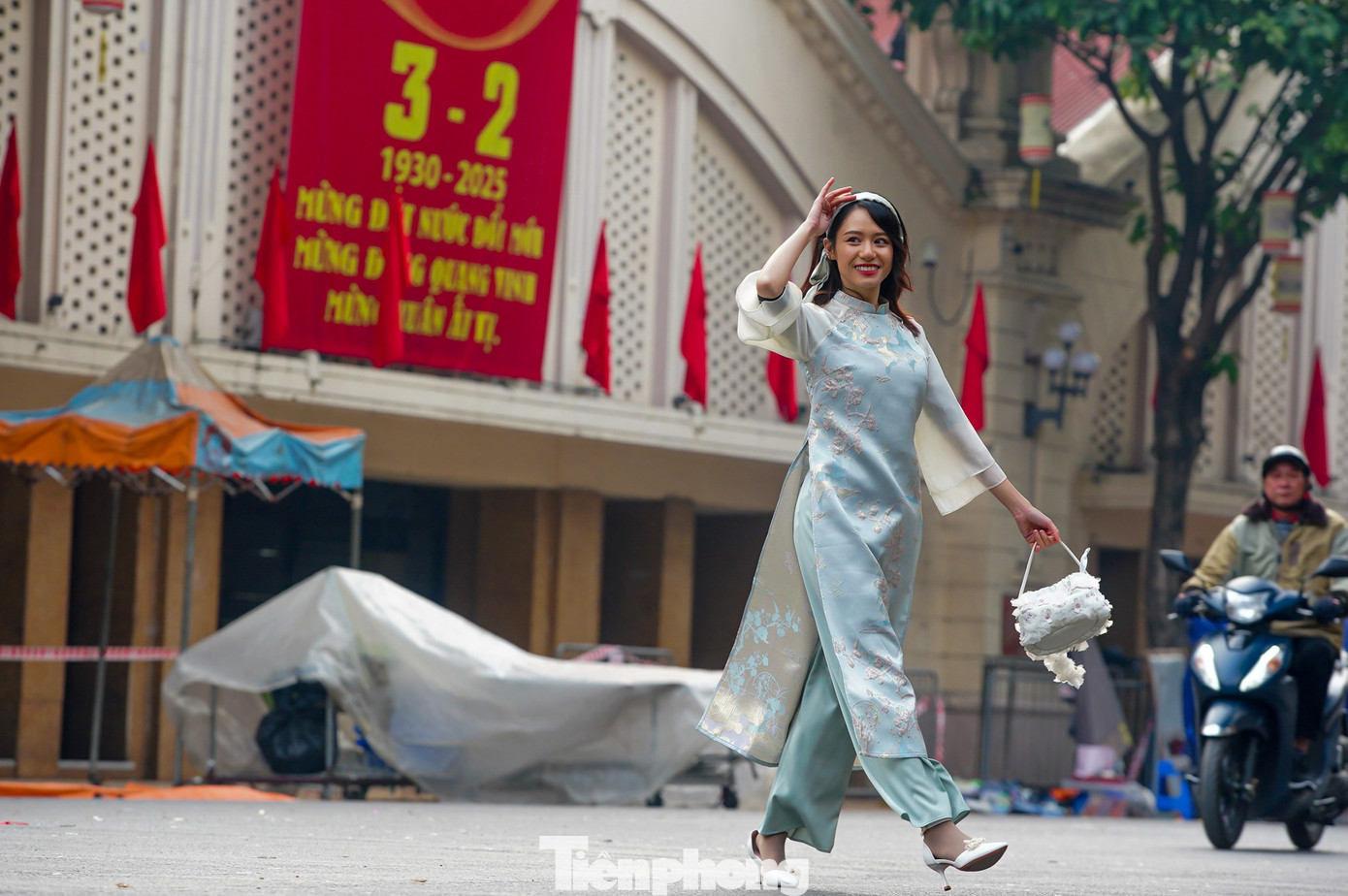 "Nàng thơ" tranh thủ chụp ảnh trong khung cảnh sáng mùng 1 Tết.