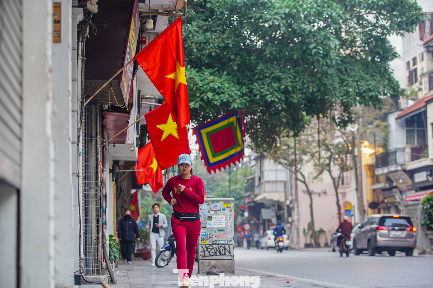 Phố Hàng Bông trong sáng mùng 1 Tết.