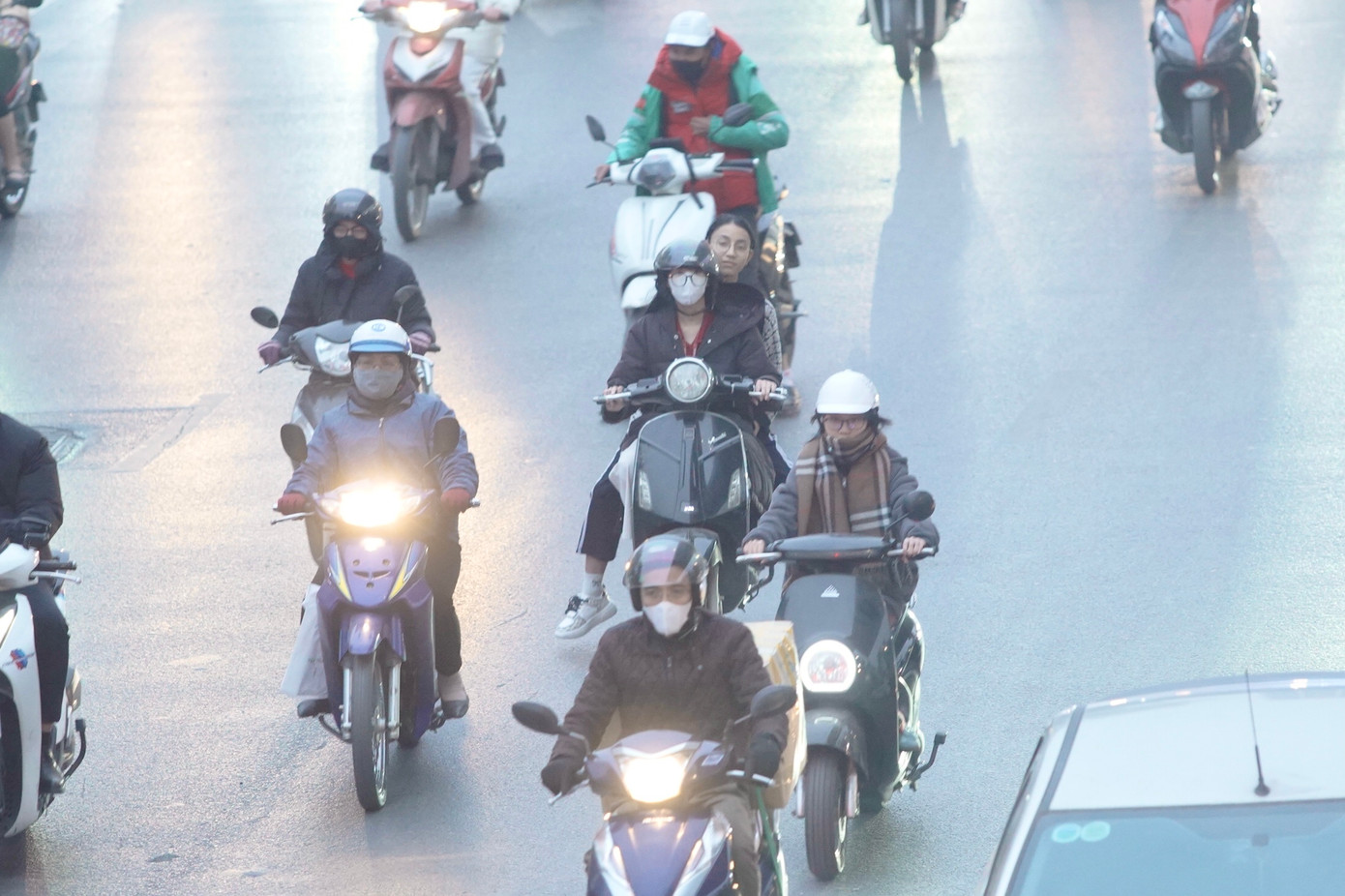 Theo thông tin từ Phòng CSGT Hà Nội thông, sau một tuần Nghị định 168 có hiệu lực (từ 1/1 đến hết 7/1), toàn thành phố xử lý 5.654 trường hợp vi phạm, phạt tiền hơn 14,3 tỷ đồng, tạm giữ 1.679 phương tiện, tước 190 giấy phép lái xe các loại.