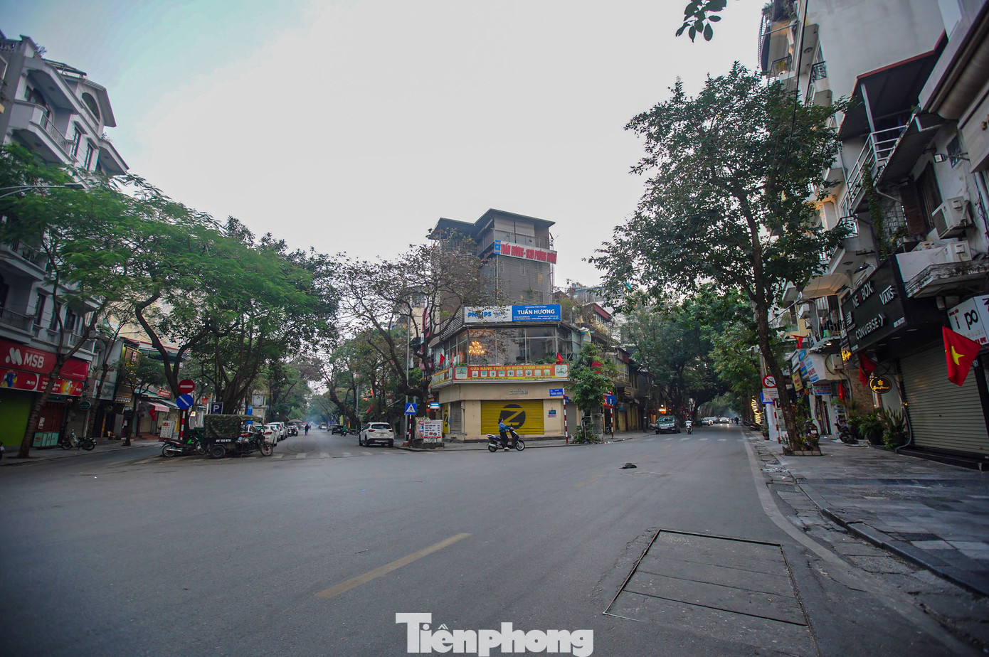 Khung cảnh vắng hoe tại ngã ba Hàng Bông - Phùng Hưng (quận Hoàn Kiếm) khác với cảnh tập nập ngày thường.