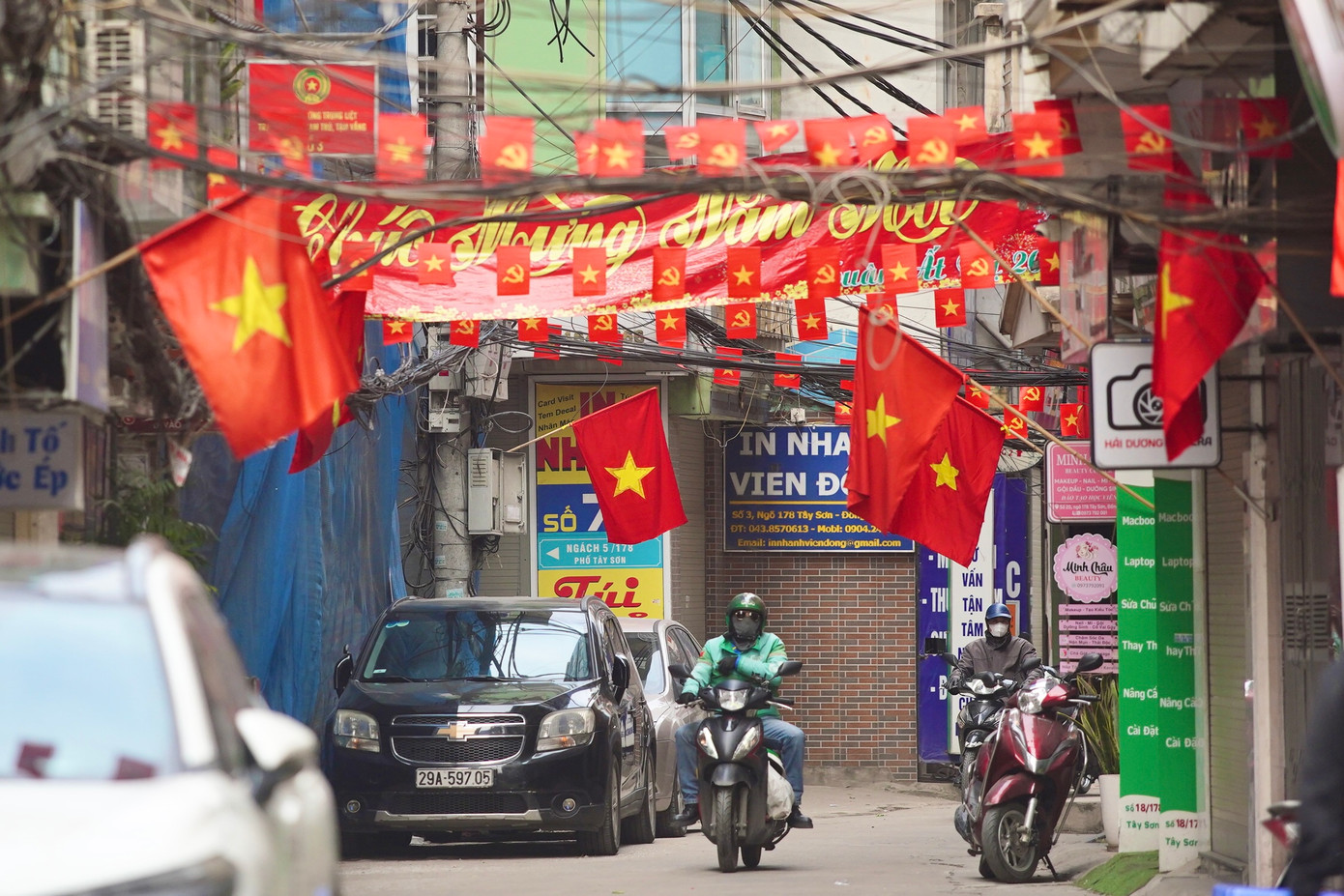 Hà Nội trong ngày nghỉ Tết trở nên vô cùng thu hút bởi vẻ đẹp của những con phố rợp bóng cờ.