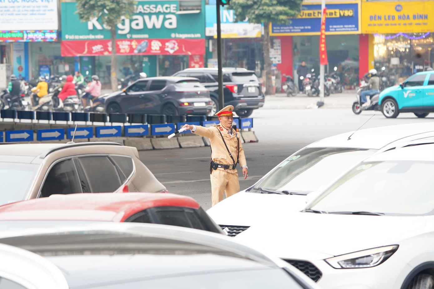 Lực lượng chức năng tích cực phân luồng giao thông.