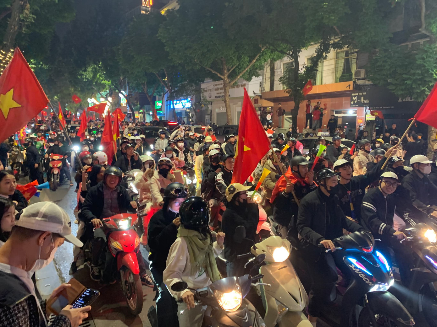 Càng về khuya, mọi ngả đường càng đông đúc. Càng về khuya, mọi ngả đường càng đông đúc.