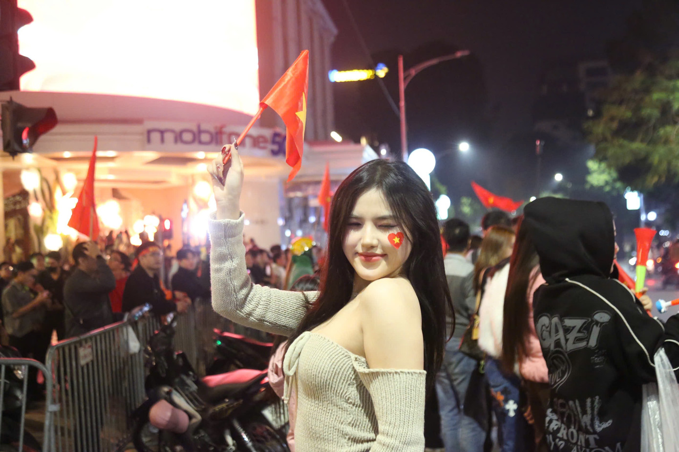 Một "bóng hồng" có mặt tại Hàng Bài để hòa chung không khí sôi động của người hâm mộ. Một "bóng hồng" có mặt tại Hàng Bài để hòa chung không khí sôi động của người hâm mộ.