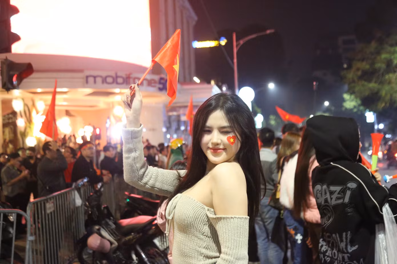 Một "bóng hồng" có mặt tại Hàng Bài để hòa chung không khí sôi động của người hâm mộ.
