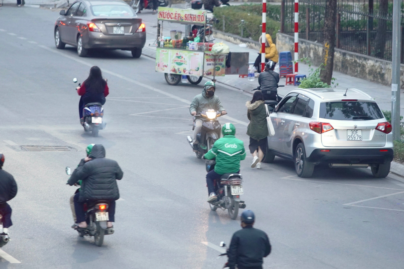 Tình trạng đi ngược chiều trên đường Nguyễn Trãi diễn ra thường xuyên. Mức phạt lỗi vi phạm này từ 4-6 triệu đồng theo nghị định mới.