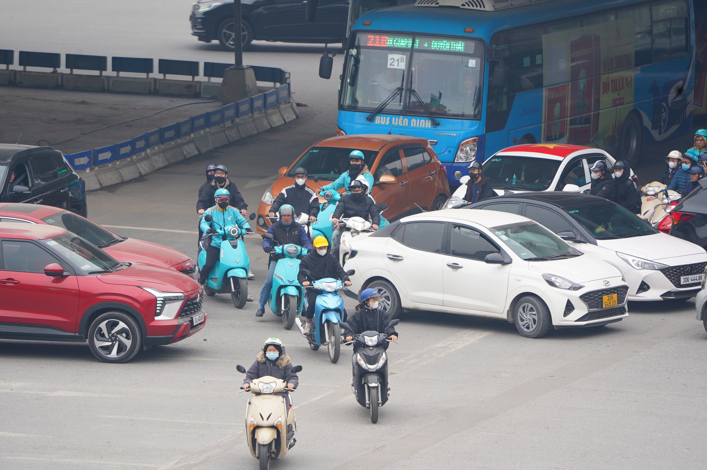 Xe máy luồn lách qua các làn xe tại nút giao Nguyễn Trãi - Khuất Duy Tiến.