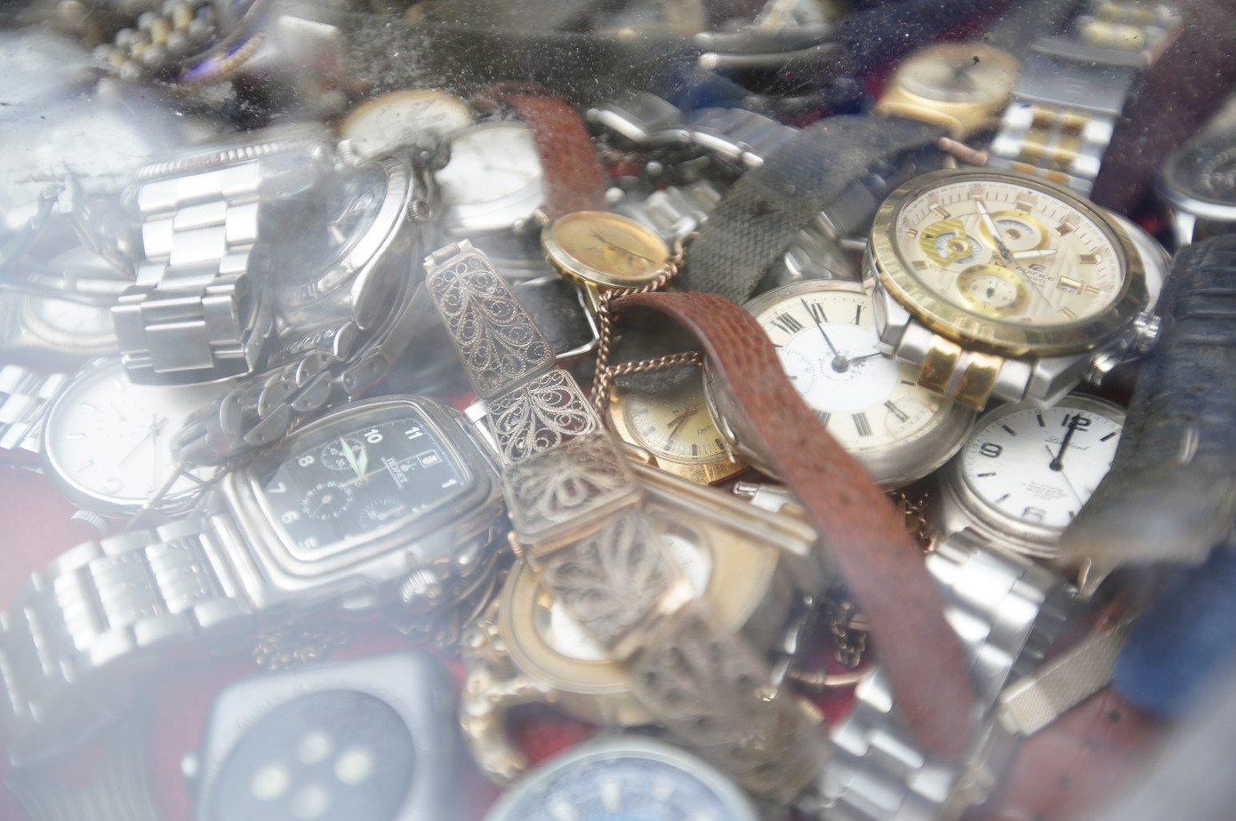 Đồng hồ, dây chuyền, vòng tay, kính mắt... của thời "ông bà anh" được bày bán tại chợ.