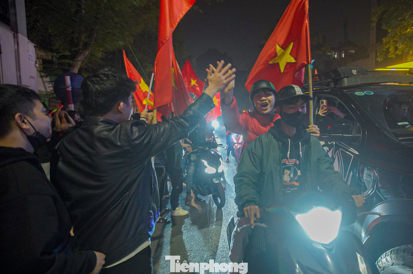 &quot;Đêm trắng&quot; hạnh phúc của người hâm mộ Việt Nam.