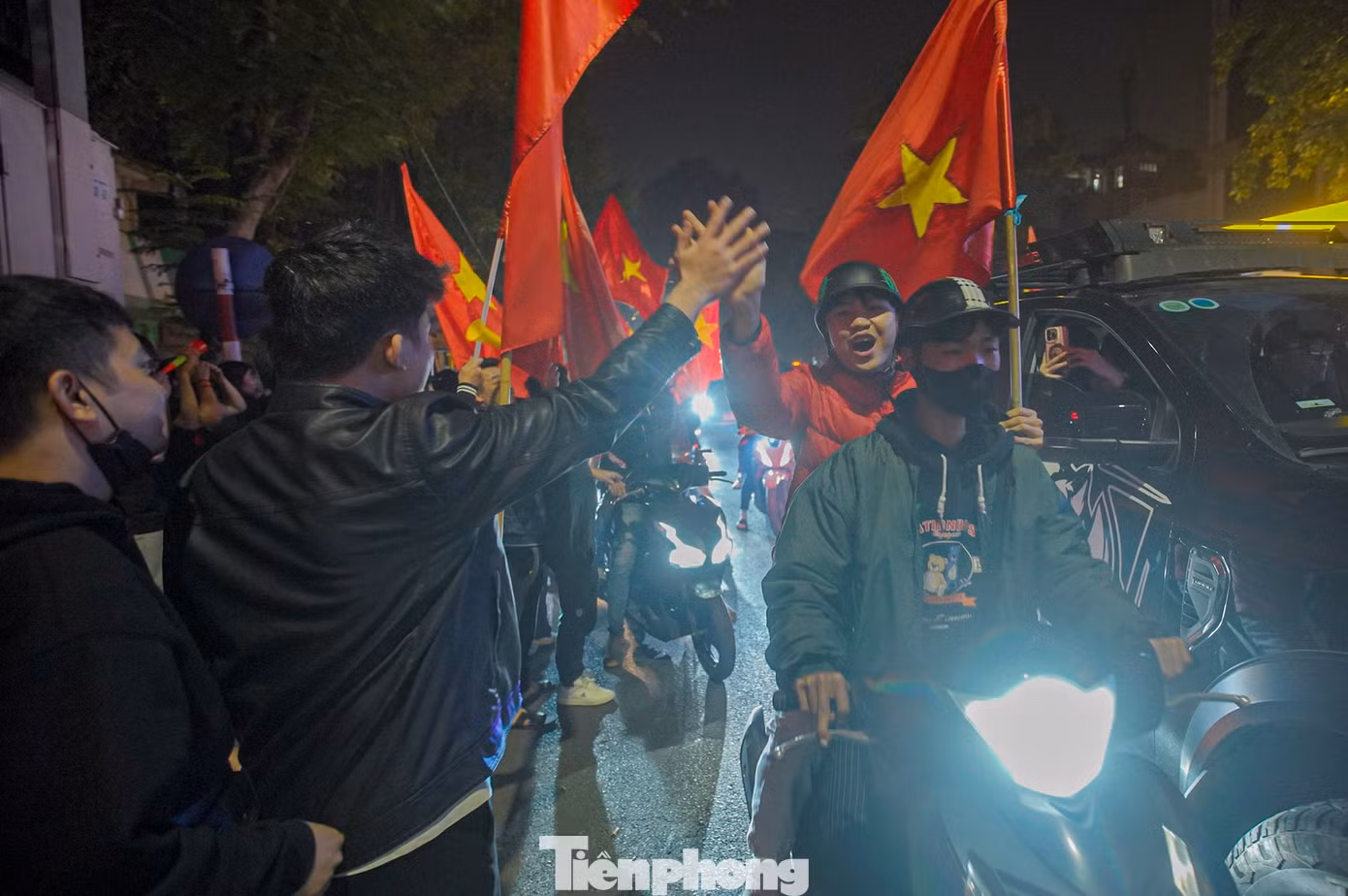 "Đêm trắng" hạnh phúc của người hâm mộ Việt Nam.