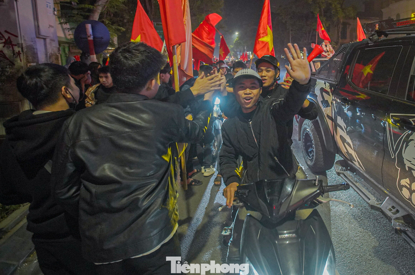 &quot;Đêm trắng&quot; hạnh phúc của người hâm mộ Việt Nam.