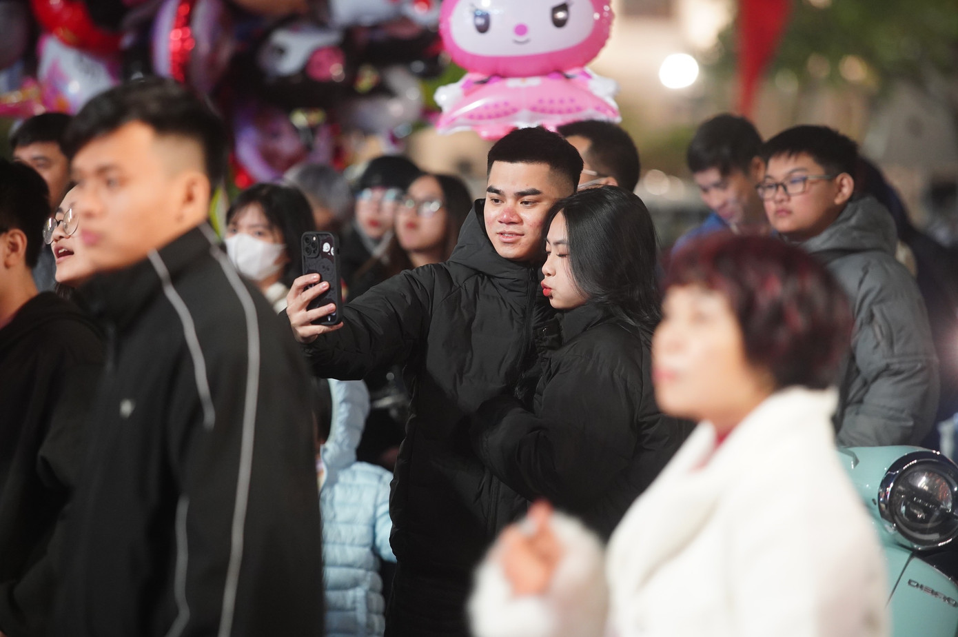 Những người đi xem pháo hoa thường đi với bạn bè, người yêu, hoặc theo gia đình.