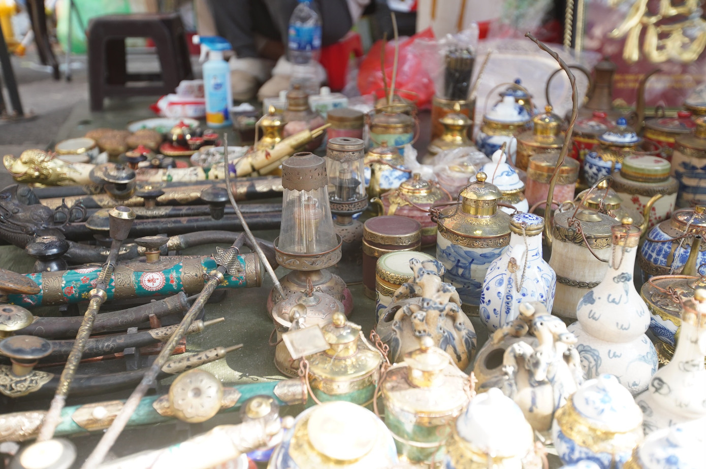 Đèn dầu dường như chỉ còn xuất hiện ở những phiên chợ đồ cổ.