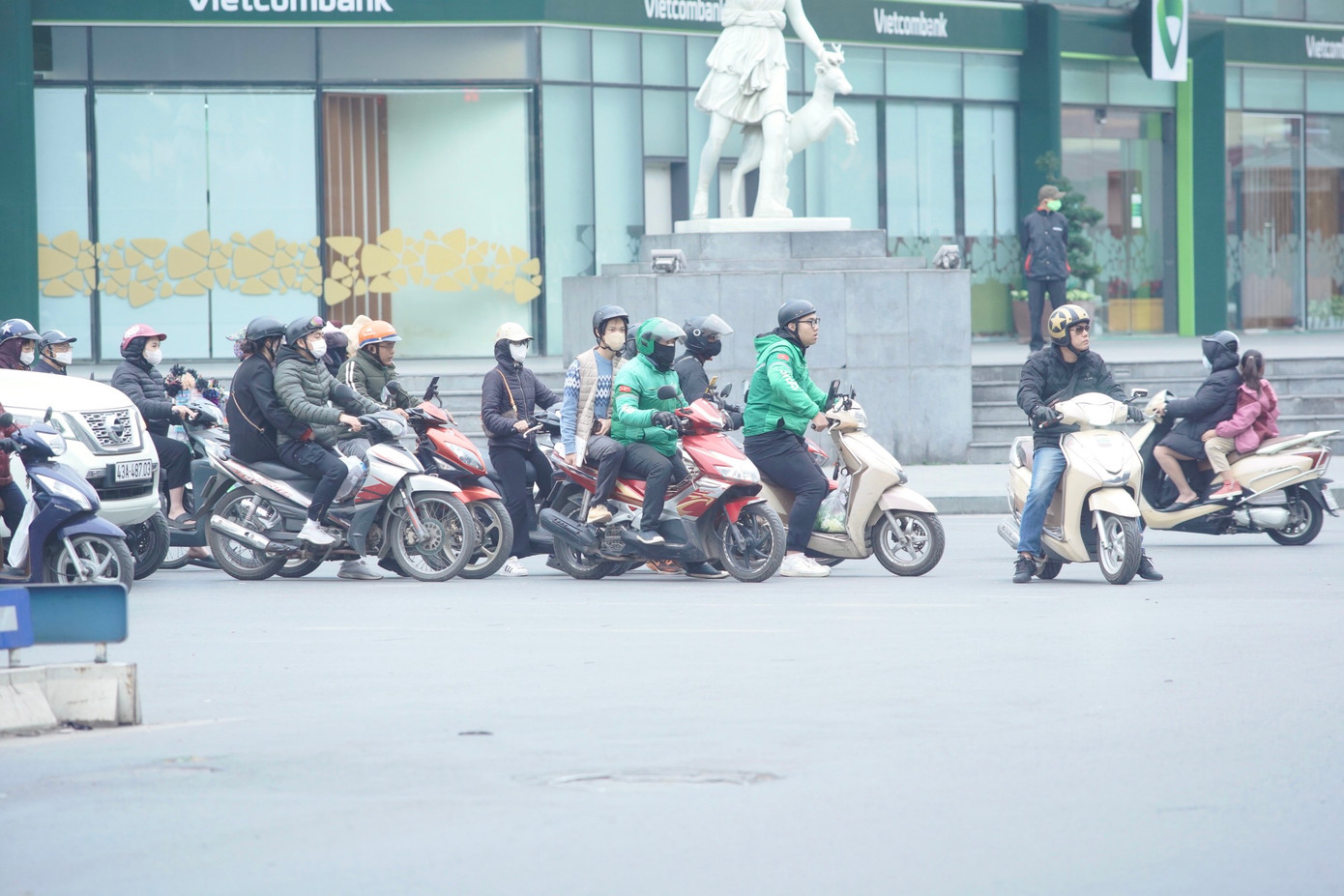 Theo Nghị định 168, hành vi không chấp hành đèn tín hiệu giao thông như vượt đèn đỏ được nâng mức phạt đối với ô tô từ 4 - 6 triệu đồng lên 18 - 20 triệu đồng. Tương tự, xe máy vi phạm hành vi này cũng bị phạt từ 800.000 - 1 triệu đồng lên 4 - 6 triệu đồng.