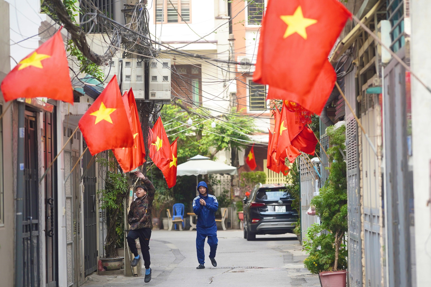 Từ nhà ra ngõ, từ ngõ nhỏ rẽ tới phố lớn, khắp nơi nơi đều ngập tràn không khí Tết.