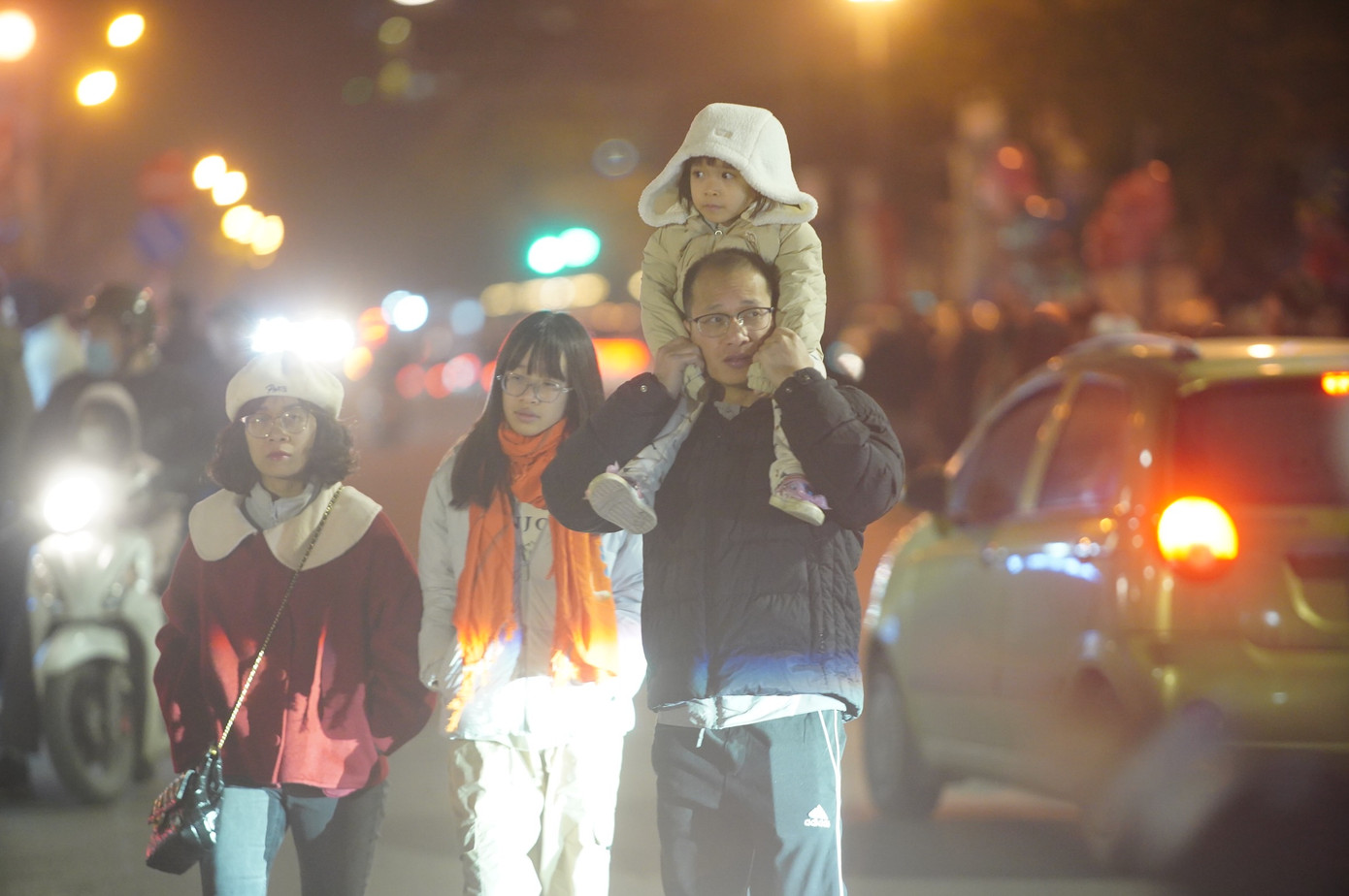 Trẻ em được gia đình đưa lên hồ Tây xem pháo hoa đón chào năm mới.