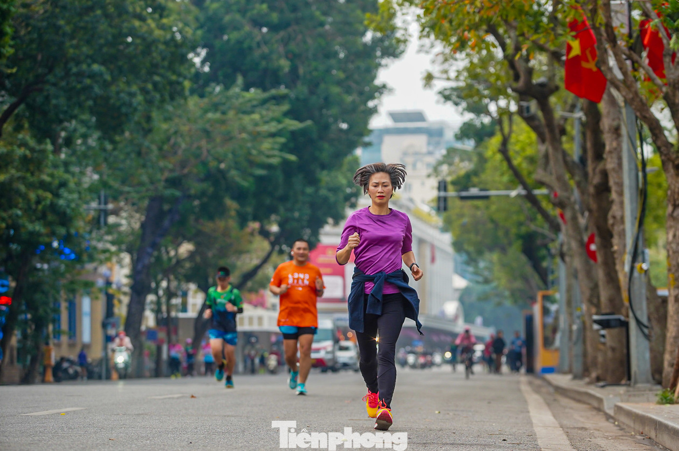 Nhiều người dân đã dậy sớm để tận hưởng không khí trong lành của sáng mùng 1 Tết.