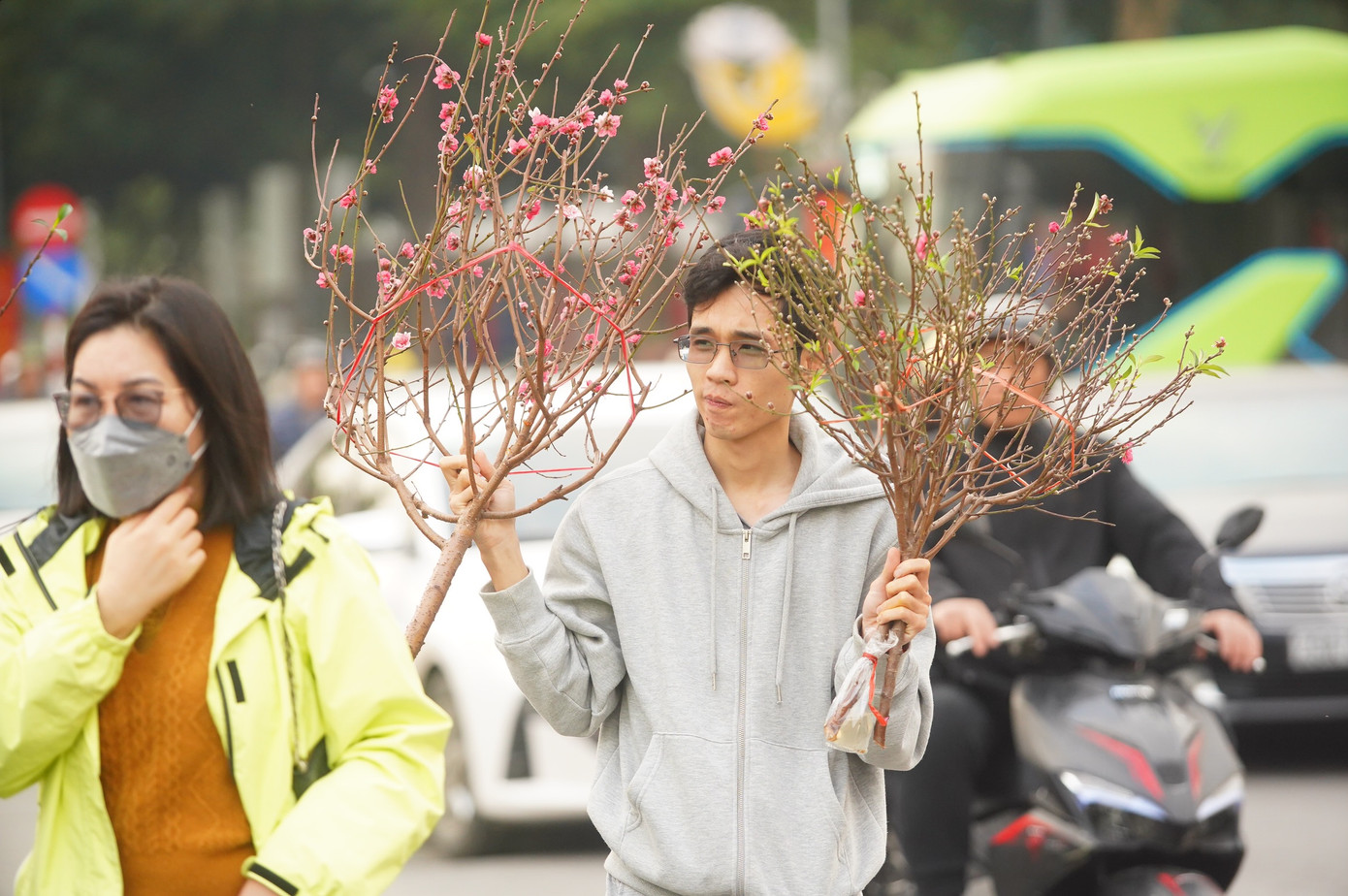 Những cành đào nhỏ, đào dăm có giá 200.000 - 400.000 đồng/cành được người dân săn đón.