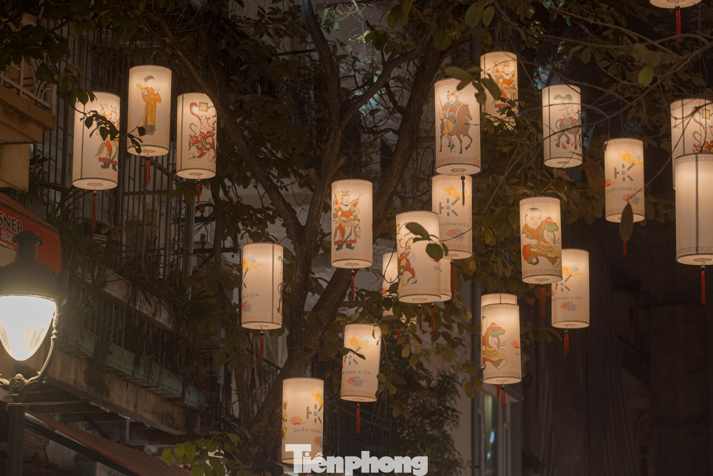 Bên trong phố ẩm thực, hơn 300 trăm đèn lồng với họa tiết là tranh truyền thống được treo đẹp mắt.