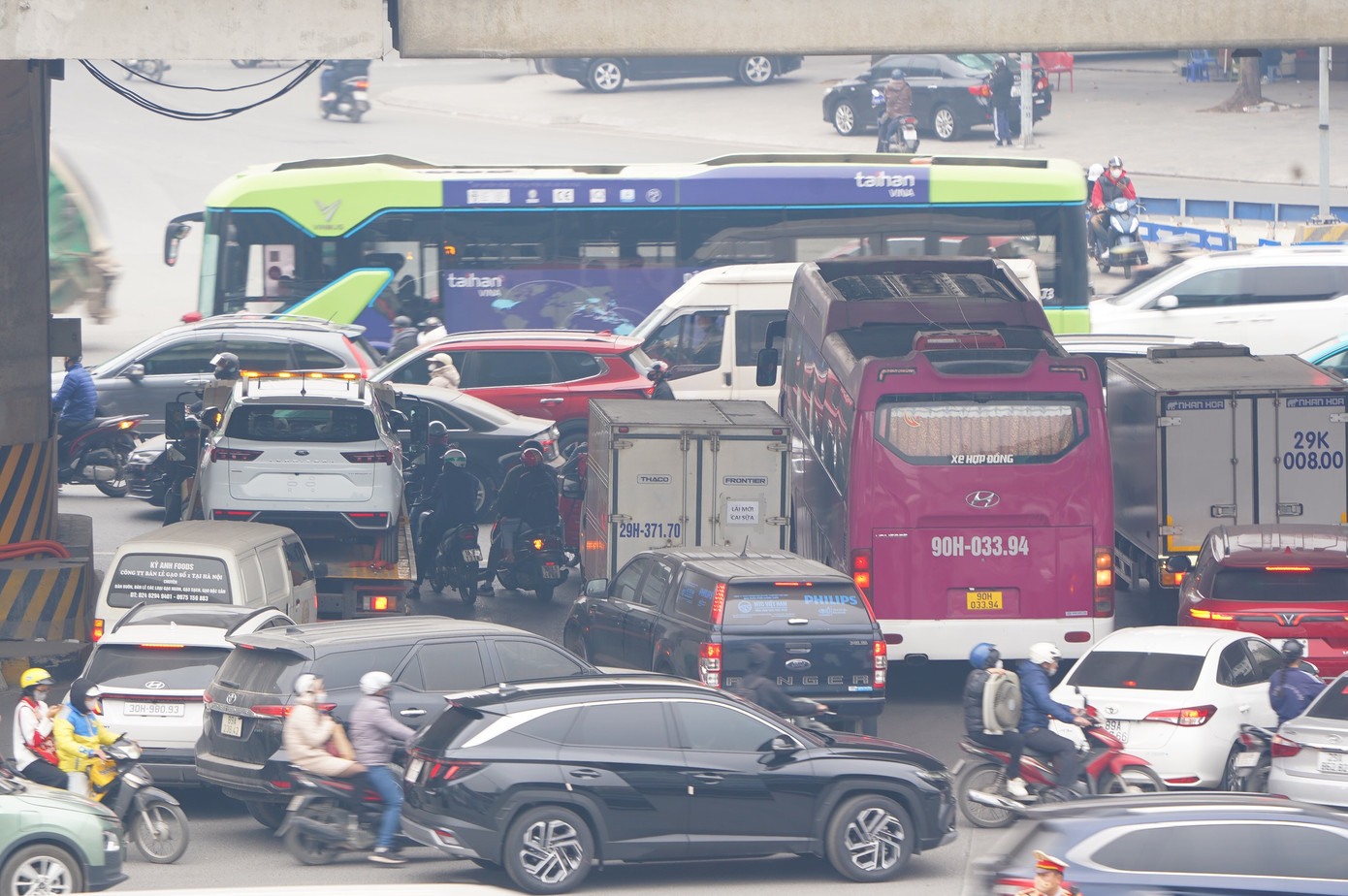 Ghi nhận của PV, do ngày đầu tổ chức lại giao thông, nhiều người dân còn bỡ ngỡ với phương án phân luồng giao thông mới này.