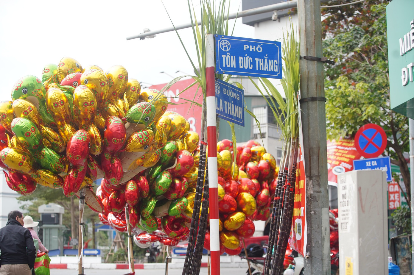 Mía lộc chờ sẵn người mua tại nút giao đường La Thành - Tôn Đức Thắng.