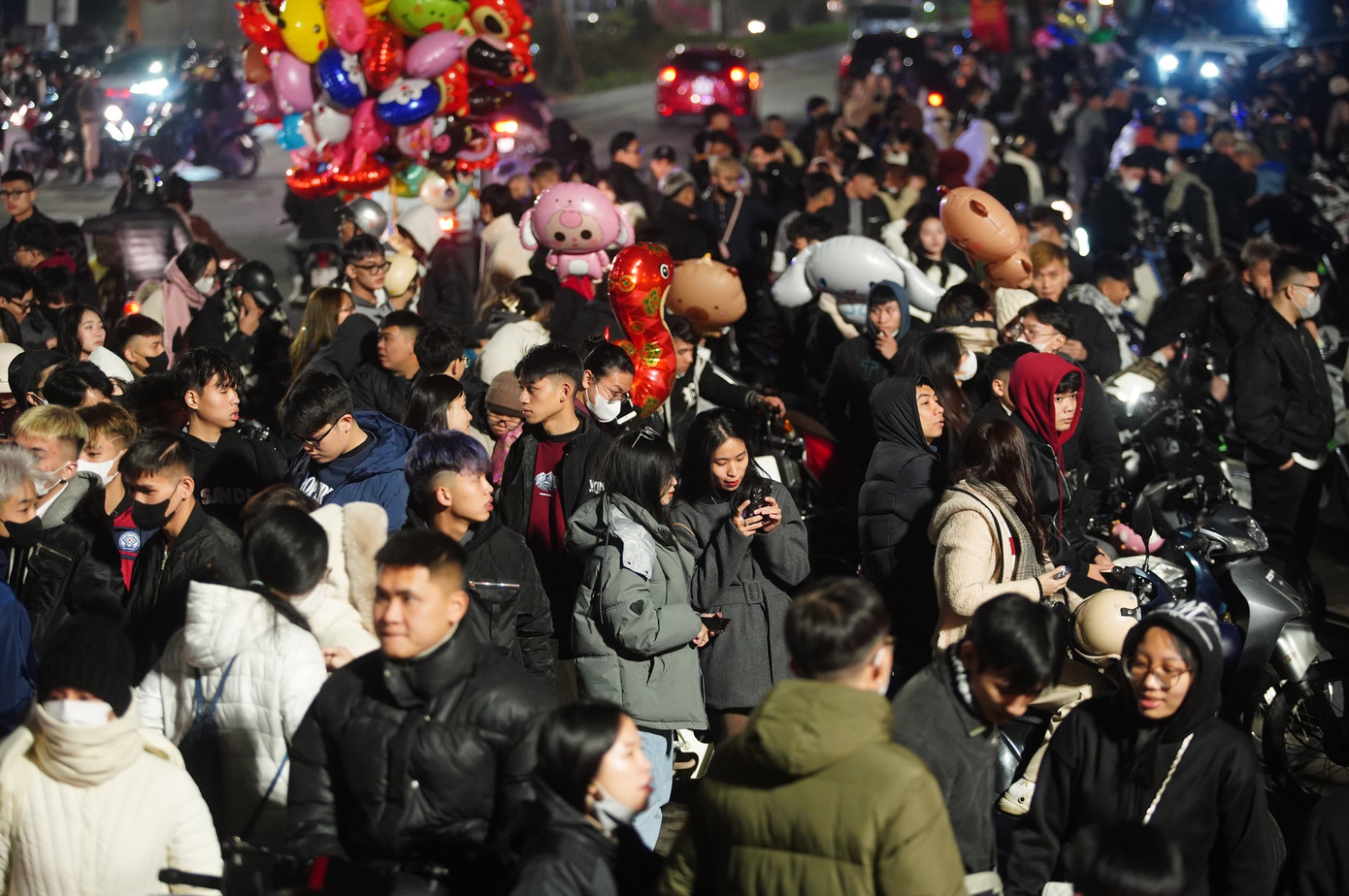 Càng sát giờ đón giao thừa, khu vực ngày càng đông