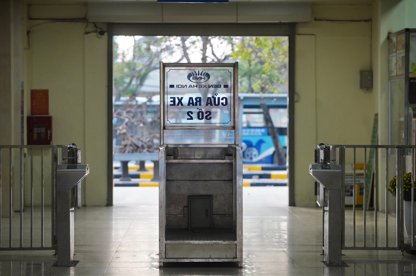 Các lối đi trong bến xe cũng vắng lặng.