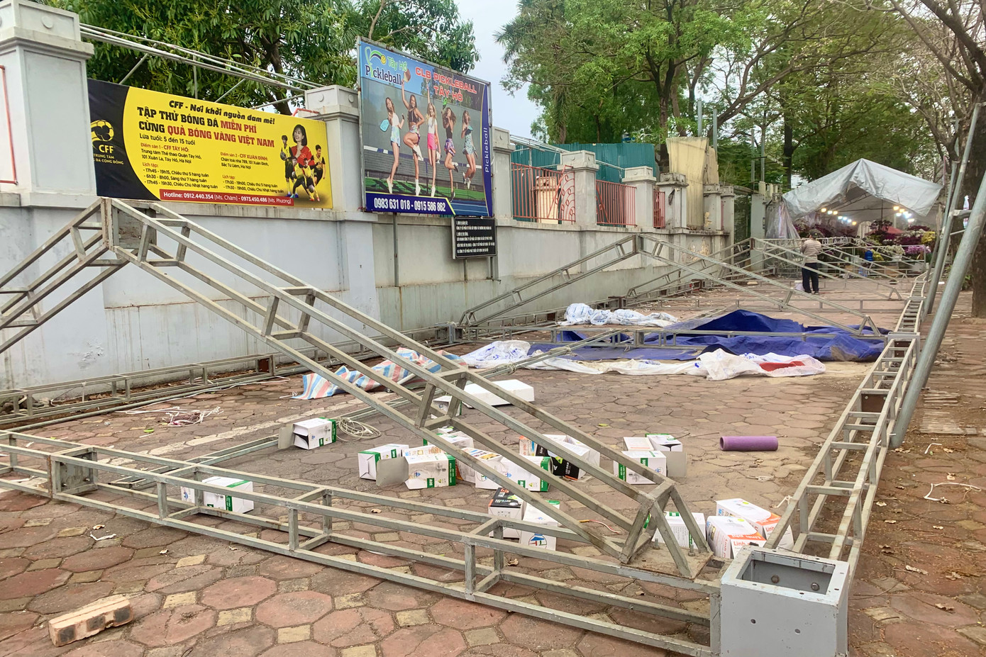 Một số ki-ốt đang được tháo dỡ.