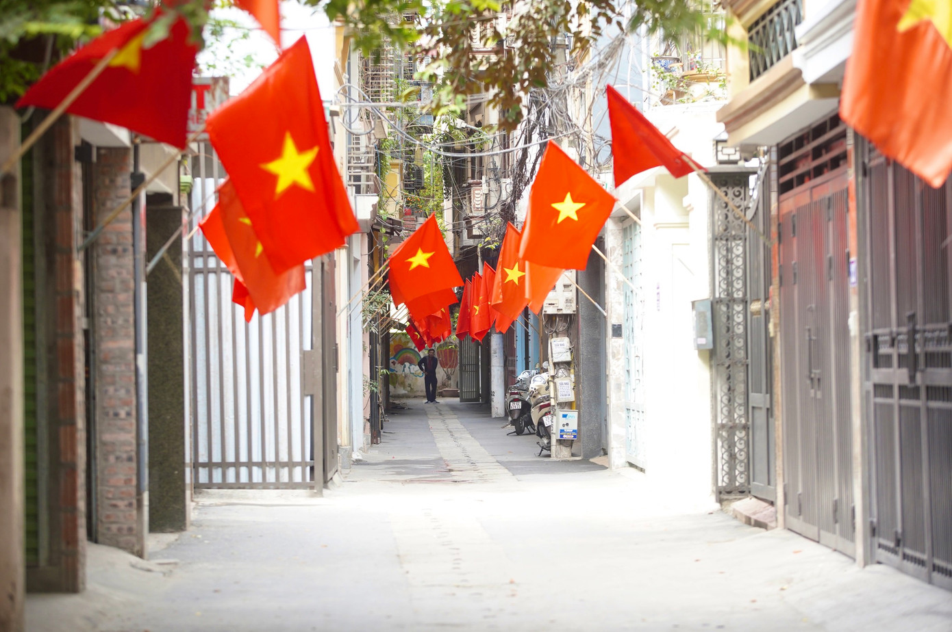 Hàng cờ thẳng tắp trong một ngách nhỏ phố Nguyễn Viết Xuân.