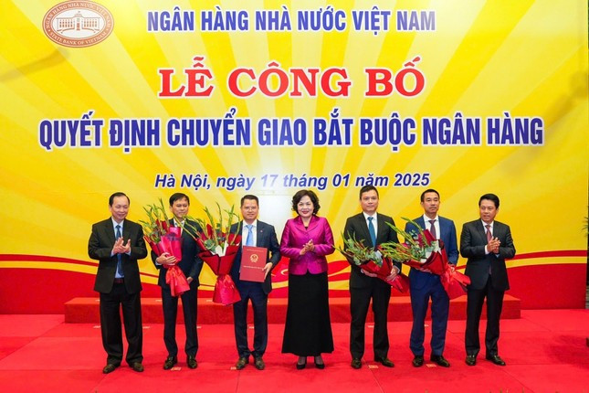 Thống đốc Ngân hàng Nhà nước trao quyết định chuyển giao 2 ngân hàng yếu kém (ảnh: SBV).