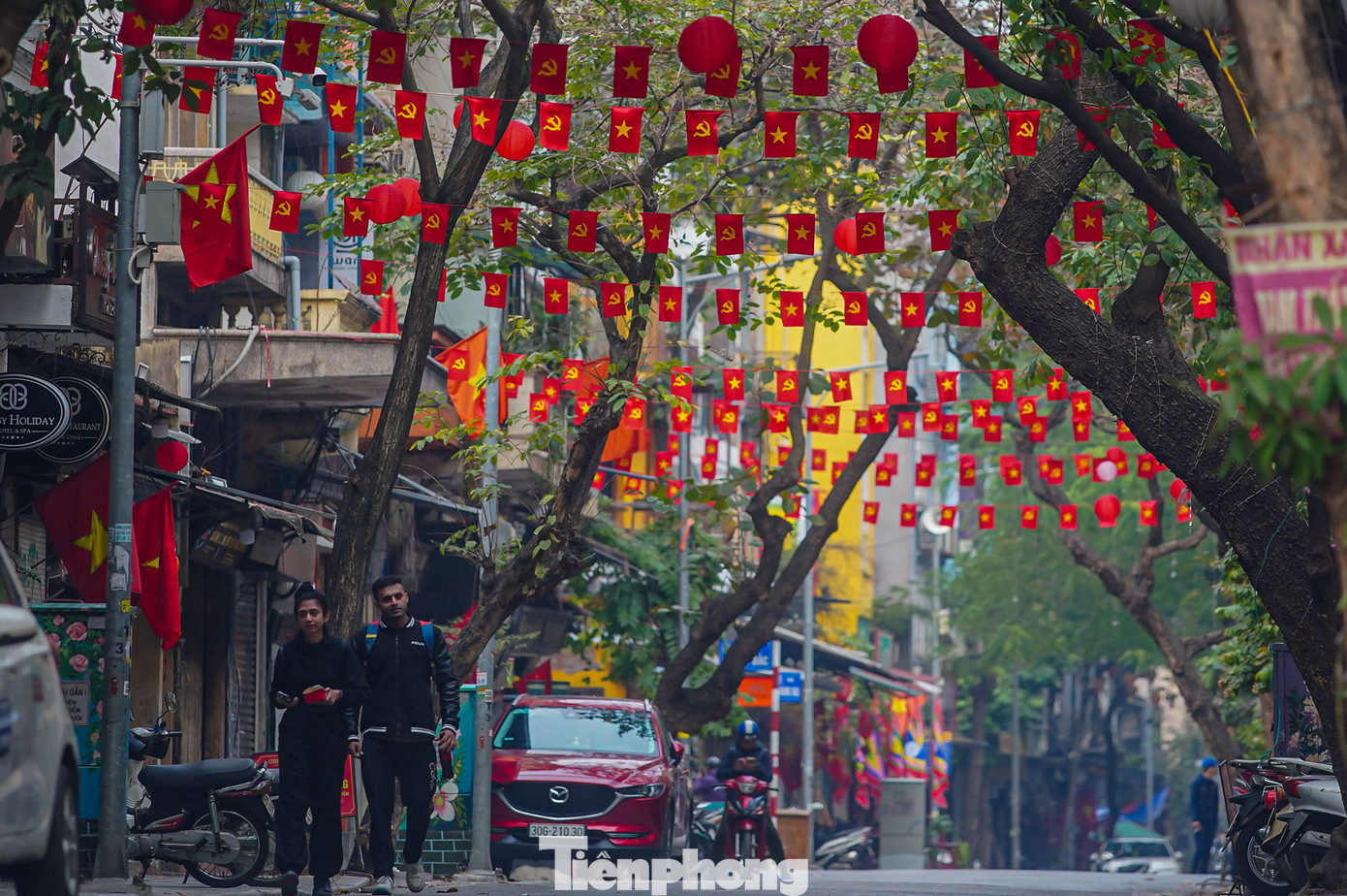 Kỷ niệm 95 năm Ngày thành lập Đảng Cộng sản Việt Nam (3/2/1930 - 3/2/2025), UBND TP Hà Nội đề nghị các cơ quan, đơn vị, bệnh viện, trường học và nhân dân trên địa bàn thành phố treo cờ Tổ quốc từ ngày 24/1/2025 đến hết ngày 9/2/2025. Kỷ niệm 95 năm Ngày thành lập Đảng Cộng sản Việt Nam (3/2/1930 - 3/2/2025), UBND TP Hà Nội đề nghị các cơ quan, đơn vị, bệnh viện, trường học và nhân dân trên địa bàn thành phố treo cờ Tổ quốc từ ngày 24/1/2025 đến hết ngày 9/2/2025.