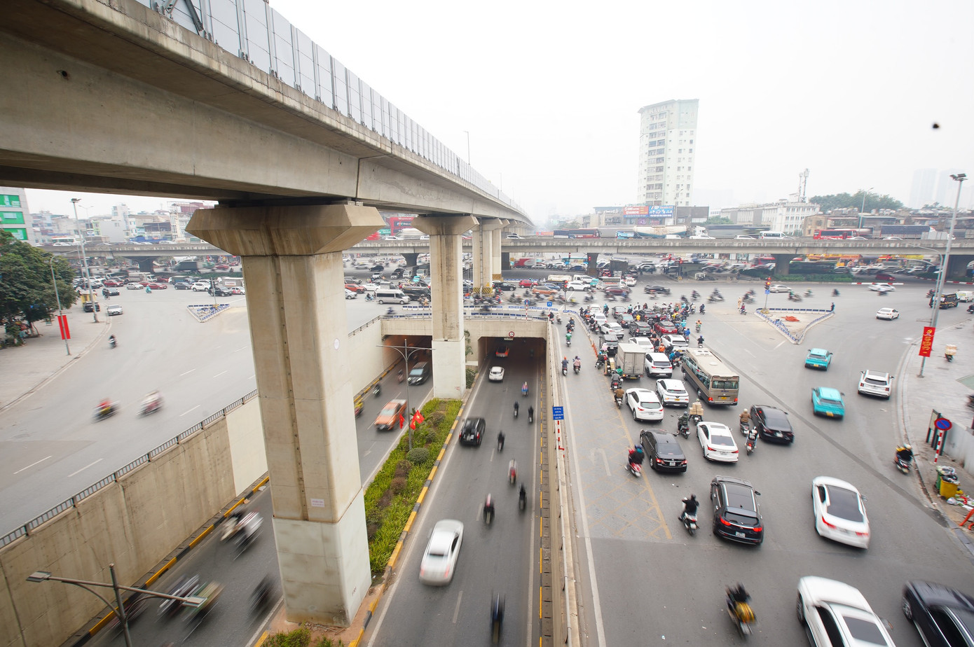 Ngày 18/1, lực lượng chức năng bắt đầu điều chỉnh tổ chức giao thông tại nút giao Khuất Duy Tiến - Nguyễn Trãi - Nguyễn Xiển (quận Thanh Xuân) cho các phương tiện lưu thông qua nút giao này.